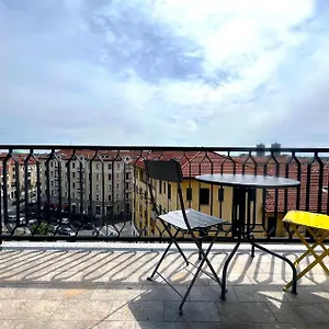https://the-6th-floor-flat-with-balcony-south-centre-m3.it-lombardy.com